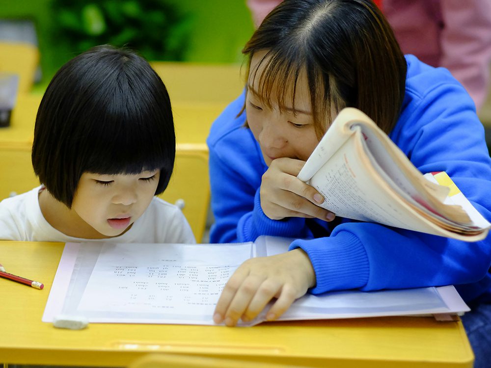 Mon helping daughter